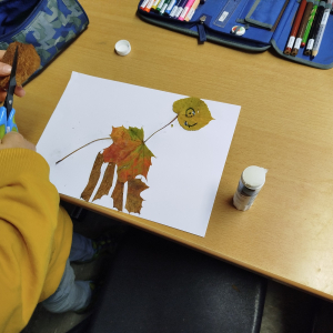 Ein kreativer Tag im Wald – die Klasse 2a bastelt mit Blättern