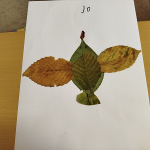 Ein kreativer Tag im Wald – die Klasse 2a bastelt mit Blättern